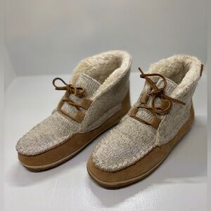 Minnetonka Torrey Slipper Booties tan and cream men’s size 10